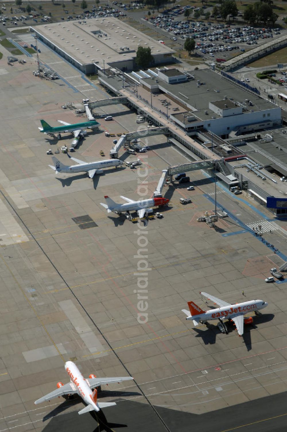 Aerial photograph Berlin - Blick auf die Abfertigungshalle am Flughafen Berlin-Schönefeld. Wenn der Flughafen BBI in absehbarer Zeit in Betrieb geht, wird dieser noch aus INTERFLUG-Zeiten stammende Bereich überflüssig. Im Gespräch ist eine Weiternutzung / Umbau des Abfertigungsbereiches zum Empfangsbereich für die Regierungsfliegerstaffel der Bundesregierung.