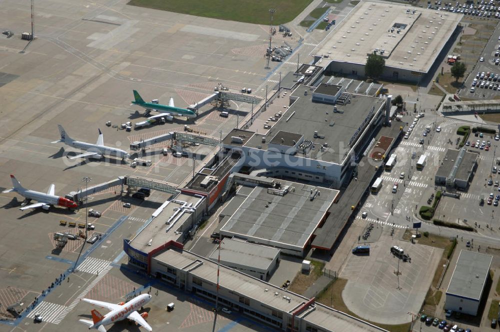 Berlin from above - Blick auf die Abfertigungshalle am Flughafen Berlin-Schönefeld. Wenn der Flughafen BBI in absehbarer Zeit in Betrieb geht, wird dieser noch aus INTERFLUG-Zeiten stammende Bereich überflüssig. Im Gespräch ist eine Weiternutzung / Umbau des Abfertigungsbereiches zum Empfangsbereich für die Regierungsfliegerstaffel der Bundesregierung.