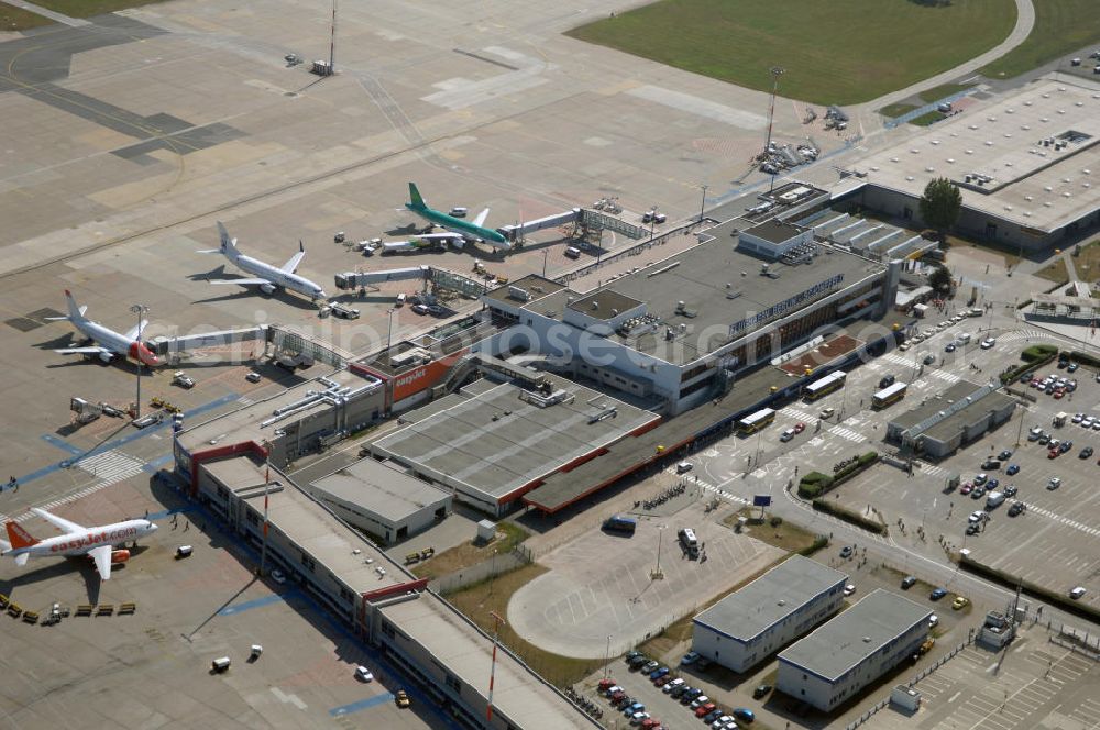 Berlin from the bird's eye view: Blick auf die Abfertigungshalle am Flughafen Berlin-Schönefeld. Wenn der Flughafen BBI in absehbarer Zeit in Betrieb geht, wird dieser noch aus INTERFLUG-Zeiten stammende Bereich überflüssig. Im Gespräch ist eine Weiternutzung / Umbau des Abfertigungsbereiches zum Empfangsbereich für die Regierungsfliegerstaffel der Bundesregierung.