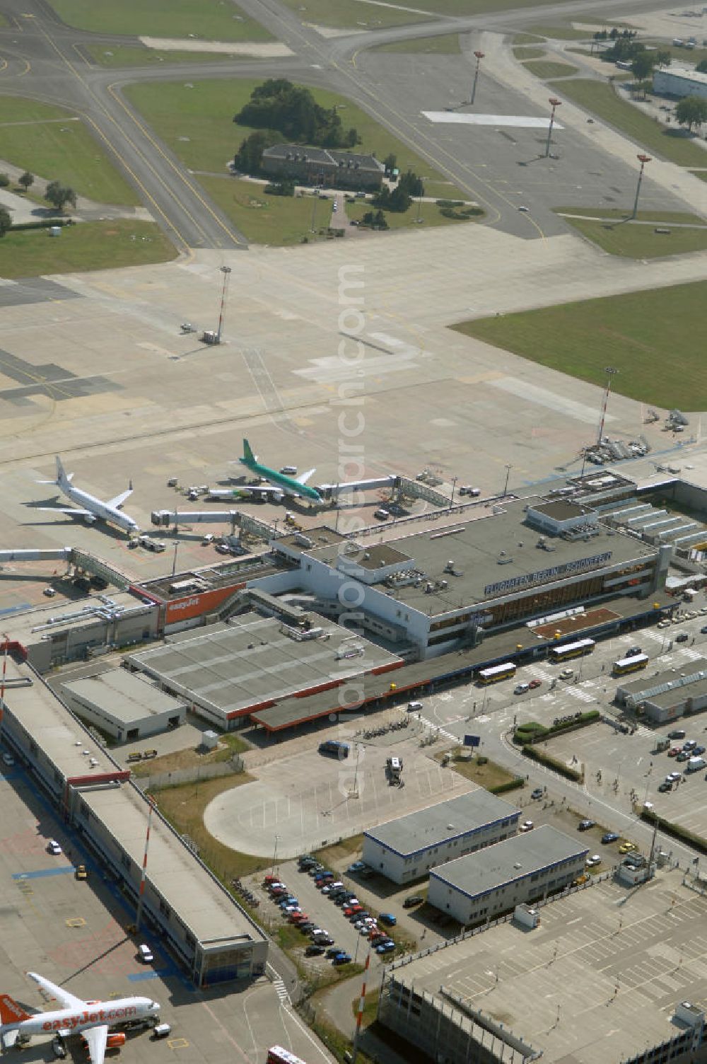 Aerial image Berlin - Blick auf die Abfertigungshalle am Flughafen Berlin-Schönefeld. Wenn der Flughafen BBI in absehbarer Zeit in Betrieb geht, wird dieser noch aus INTERFLUG-Zeiten stammende Bereich überflüssig. Im Gespräch ist eine Weiternutzung / Umbau des Abfertigungsbereiches zum Empfangsbereich für die Regierungsfliegerstaffel der Bundesregierung.