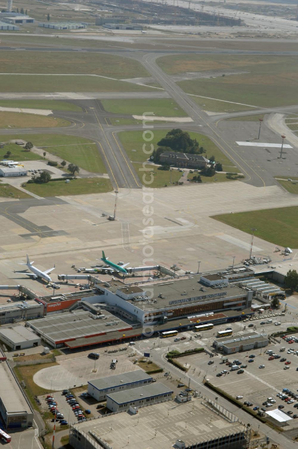 Berlin from the bird's eye view: Blick auf die Abfertigungshalle am Flughafen Berlin-Schönefeld. Wenn der Flughafen BBI in absehbarer Zeit in Betrieb geht, wird dieser noch aus INTERFLUG-Zeiten stammende Bereich überflüssig. Im Gespräch ist eine Weiternutzung / Umbau des Abfertigungsbereiches zum Empfangsbereich für die Regierungsfliegerstaffel der Bundesregierung.