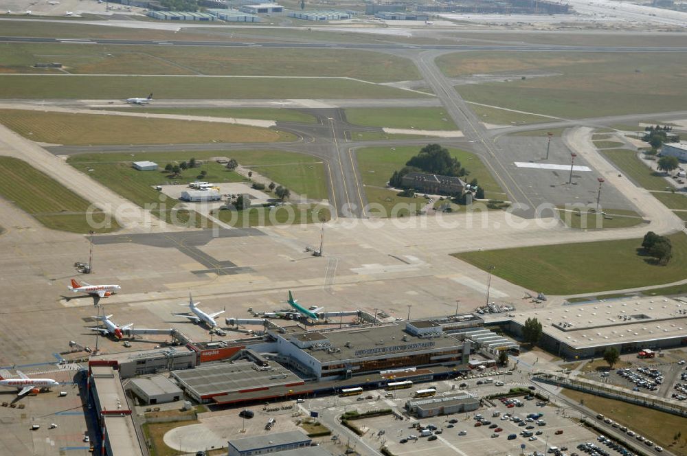 Aerial image Berlin - Blick auf die Abfertigungshalle am Flughafen Berlin-Schönefeld. Wenn der Flughafen BBI in absehbarer Zeit in Betrieb geht, wird dieser noch aus INTERFLUG-Zeiten stammende Bereich überflüssig. Im Gespräch ist eine Weiternutzung / Umbau des Abfertigungsbereiches zum Empfangsbereich für die Regierungsfliegerstaffel der Bundesregierung.