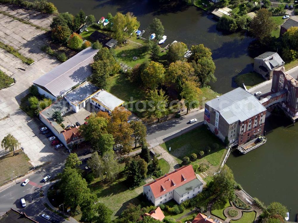 Brandenburg from the bird's eye view: 07.10.2004 Blick auf die Heidrichsmühle in Brandenburg. Sie ist ein traditionsreicher Mühlenstandort, 1900-01 bzw. 1917 erbaute Mühlen- u. Speichergebäude, ehem. Getreide-Mahlmühle mit Wasserkraft u. zusätzl. Dampflokomobile, zuletzt mit Zusatzmotor betrieben, zzt. Sanierung u. Umbau zu Loft-Wohnungen