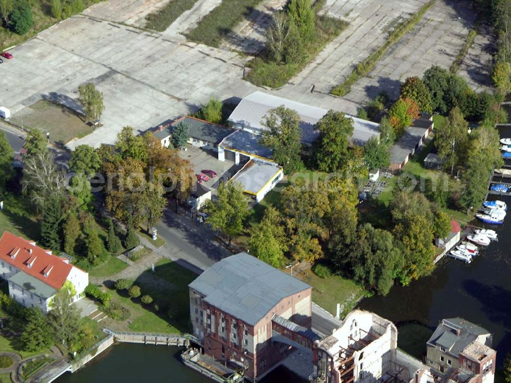 Brandenburg from the bird's eye view: 07.10.2004 Blick auf das Werksgelände der Firma Karpow GmbH und der Heidrichsmühle in Brandenburg.