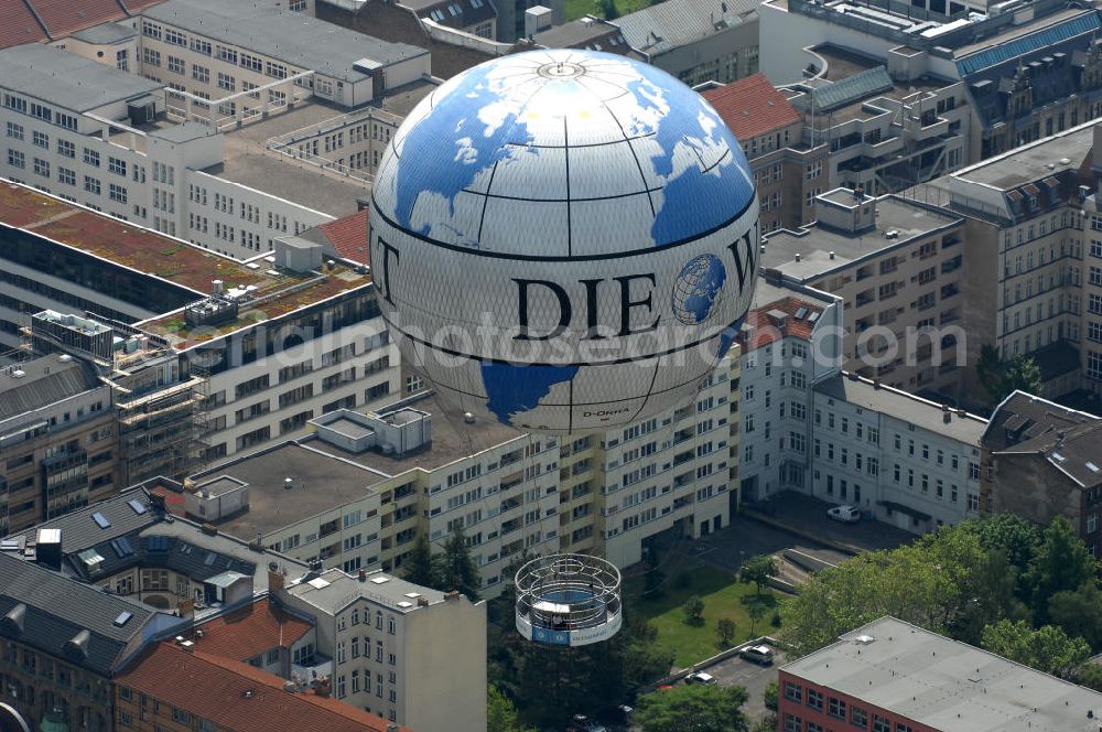 Berlin from the bird's eye view: Blick auf den WELT-Ballon , einem der größten Fessel- Heliumballone der Welt mit WELT-Werbung. Das Unternehmen Air Service Berlin betreibt an der Wilhelmstrasse Ecke Zimmerstraße die beliebte Touristenattraktion mit dem Rundblick über die City. View of the WORLD-balloon, one of the largest captive helium balloons in the world with World-advertising. Air Service Berlin, the company operates the popular tourist attraction with a panoramic view of the City.