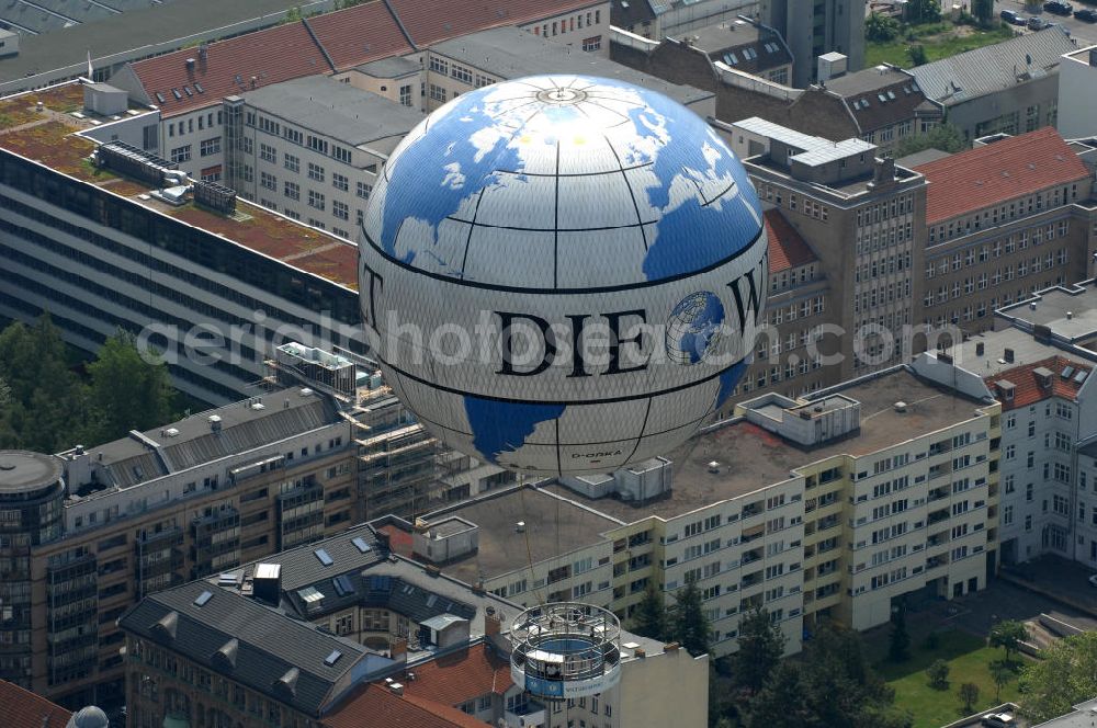 Aerial image Berlin - Blick auf den WELT-Ballon , einem der größten Fessel- Heliumballone der Welt mit WELT-Werbung. Das Unternehmen Air Service Berlin betreibt an der Wilhelmstrasse Ecke Zimmerstraße die beliebte Touristenattraktion mit dem Rundblick über die City. View of the WORLD-balloon, one of the largest captive helium balloons in the world with World-advertising. Air Service Berlin, the company operates the popular tourist attraction with a panoramic view of the City.