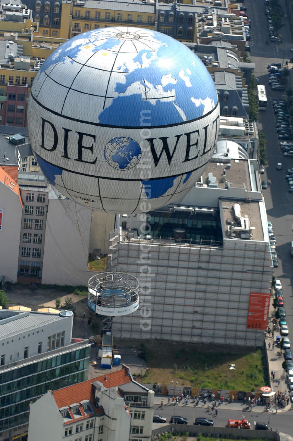 Berlin from above - Blick auf den WELT-Ballon , einem der größten Fessel- Heliumballone der Welt mit WELT-Werbung. Das Unternehmen Air Service Berlin betreibt an der Wilhelmstrasse Ecke Zimmerstraße die beliebte Touristenattraktion mit dem Rundblick über die City. View of the WORLD-balloon, one of the largest captive helium balloons in the world with World-advertising. Air Service Berlin, the company operates the popular tourist attraction with a panoramic view of the City.