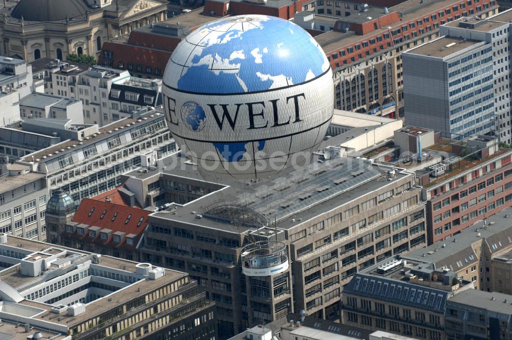 Aerial photograph Berlin - Blick auf den WELT-Ballon , einem der größten Fessel- Heliumballone der Welt mit WELT-Werbung. Das Unternehmen Air Service Berlin betreibt an der Wilhelmstrasse Ecke Zimmerstraße die beliebte Touristenattraktion mit dem Rundblick über die City. View of the WORLD-balloon, one of the largest captive helium balloons in the world with World-advertising. Air Service Berlin, the company operates the popular tourist attraction with a panoramic view of the City.