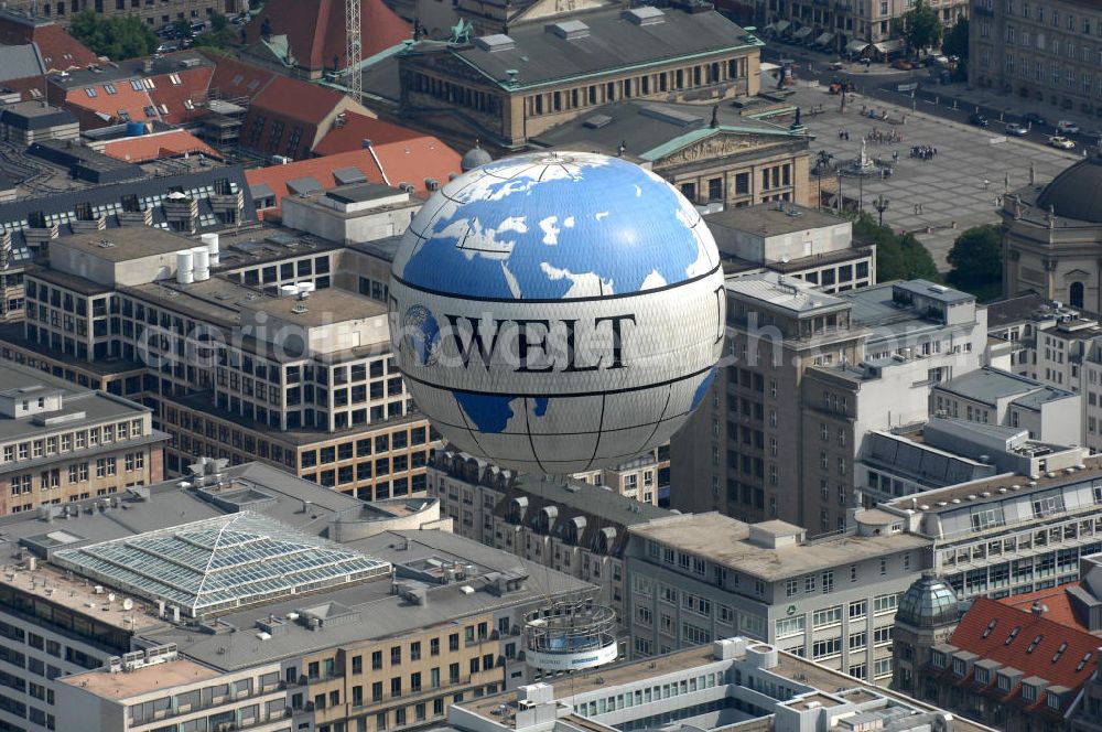 Aerial photograph Berlin - Blick auf den WELT-Ballon , einem der größten Fessel- Heliumballone der Welt mit WELT-Werbung. Das Unternehmen Air Service Berlin betreibt an der Wilhelmstrasse Ecke Zimmerstraße die beliebte Touristenattraktion mit dem Rundblick über die City. View of the WORLD-balloon, one of the largest captive helium balloons in the world with World-advertising. Air Service Berlin, the company operates the popular tourist attraction with a panoramic view of the City.