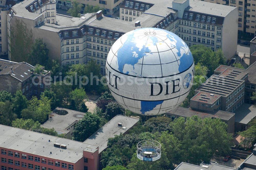 Aerial photograph Berlin - Blick auf den WELT-Ballon , einem der größten Fessel- Heliumballone der Welt mit WELT-Werbung. Das Unternehmen Air Service Berlin betreibt an der Wilhelmstrasse Ecke Zimmerstraße die beliebte Touristenattraktion mit dem Rundblick über die City. View of the WORLD-balloon, one of the largest captive helium balloons in the world with World-advertising. Air Service Berlin, the company operates the popular tourist attraction with a panoramic view of the City.