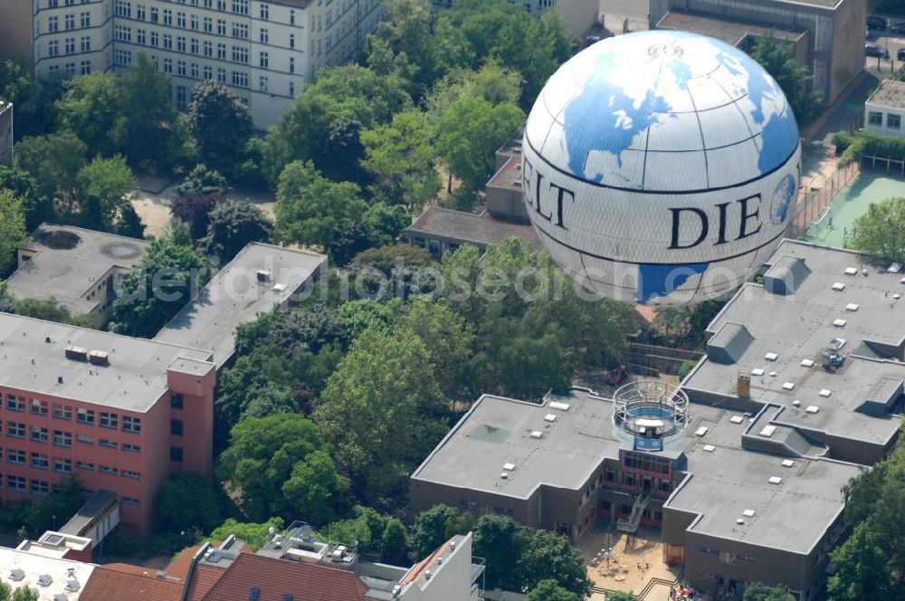 Berlin from above - Blick auf den WELT-Ballon , einem der größten Fessel- Heliumballone der Welt mit WELT-Werbung. Das Unternehmen Air Service Berlin betreibt an der Wilhelmstrasse Ecke Zimmerstraße die beliebte Touristenattraktion mit dem Rundblick über die City. View of the WORLD-balloon, one of the largest captive helium balloons in the world with World-advertising. Air Service Berlin, the company operates the popular tourist attraction with a panoramic view of the City.