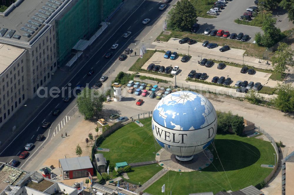 Berlin from the bird's eye view: Blick auf den WELT Fesselballon Nähe Stresemannstrasse / Leipziger Platz in Berlin-Mitte