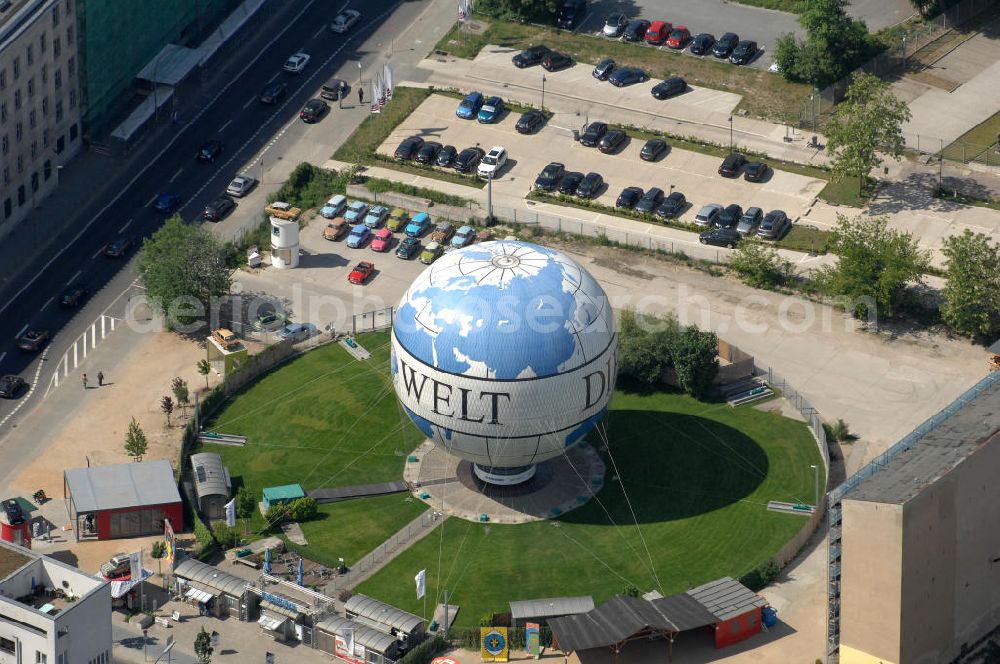 Aerial image Berlin - Blick auf den WELT Fesselballon Nähe Stresemannstrasse / Leipziger Platz in Berlin-Mitte