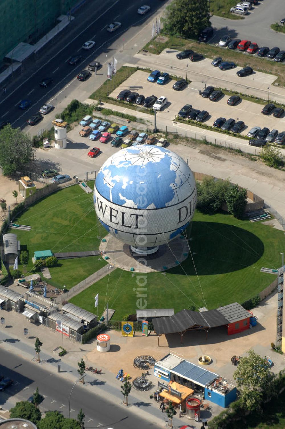 Aerial photograph Berlin - Blick auf den WELT Fesselballon Nähe Stresemannstrasse / Leipziger Platz in Berlin-Mitte