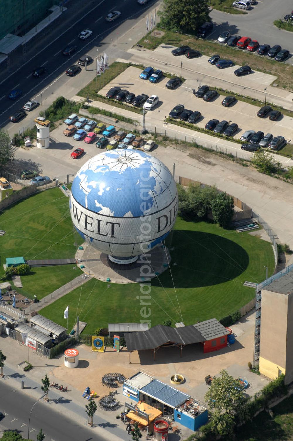 Berlin from above - Blick auf den WELT Fesselballon Nähe Stresemannstrasse / Leipziger Platz in Berlin-Mitte