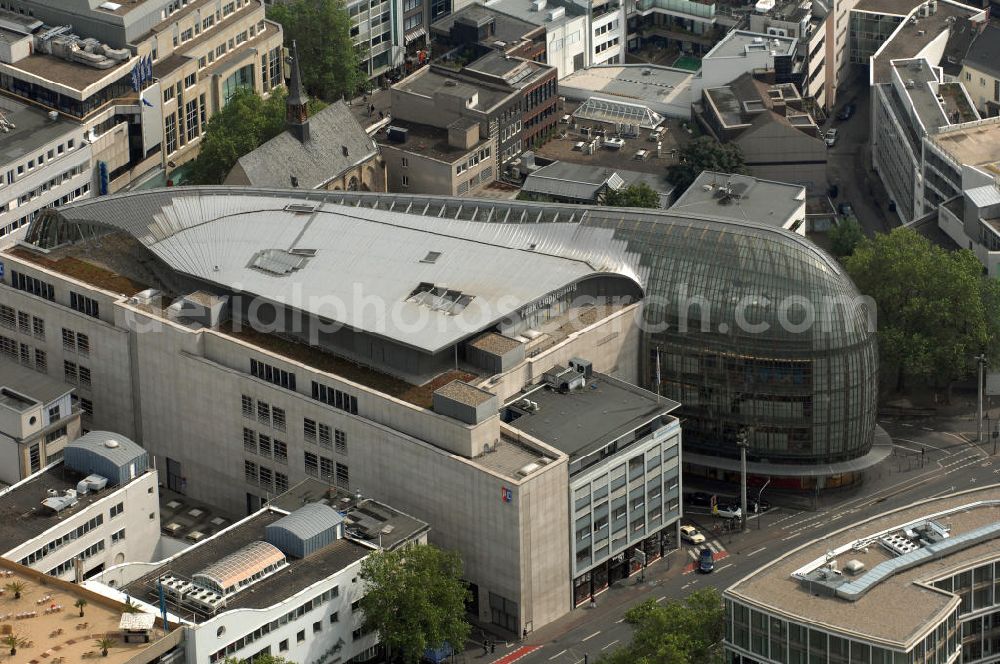 Aerial image Köln - Blick auf das 5. Weltstadthaus, ein Kaufhausgebäude in der Schildergasse in Köln. Das Gebäude wurde von Renzo Piano entworfen und nach einem langjährigen Rechtsstreit aufgrund von Mängeln in der Baustatik des Massivbaus, während dessen die Bauarbeiten am halbfertigen Rohbau ruhten, am 7. September 2005 eröffnet. Das Kaufhaus wird von der Modekette Peek & Cloppenburg betrieben und wurde mit dem „Deutschen Holzbaupreis“ sowie dem MIPIM Award 2006 ausgezeichnet. Kontakt Weltstadthaus: Tel. +49(0)221 453900, Email: dialog@peek-cloppenburg.de; Kontakt Renzo Piano: Tel. +39 010 61711, Email: italy@rpbw.com