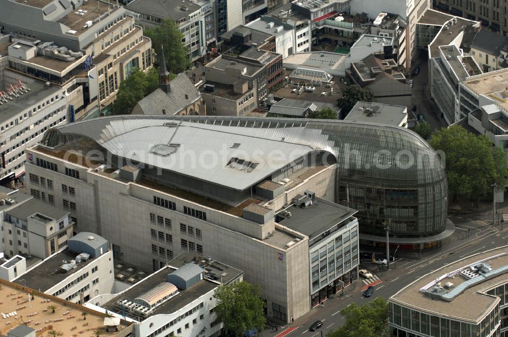 Aerial photograph Köln - Blick auf das 5. Weltstadthaus, ein Kaufhausgebäude in der Schildergasse in Köln. Das Gebäude wurde von Renzo Piano entworfen und nach einem langjährigen Rechtsstreit aufgrund von Mängeln in der Baustatik des Massivbaus, während dessen die Bauarbeiten am halbfertigen Rohbau ruhten, am 7. September 2005 eröffnet. Das Kaufhaus wird von der Modekette Peek & Cloppenburg betrieben und wurde mit dem „Deutschen Holzbaupreis“ sowie dem MIPIM Award 2006 ausgezeichnet. Kontakt Weltstadthaus: Tel. +49(0)221 453900, Email: dialog@peek-cloppenburg.de; Kontakt Renzo Piano: Tel. +39 010 61711, Email: italy@rpbw.com