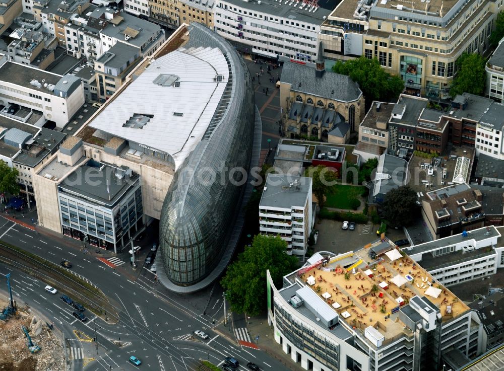 Aerial image Köln - Weltstadthaus (Metropolitan House) of the Peek & Cloppenburg company in Köln in the state of North Rhine-Westphalia. The shopping building on Schilder Street was designed by the architect Renzo Piano and has a ship-like shape with glas facade. The mall was opened in 2005 and is run by the fashion company and chain Peek&Cloppenburg