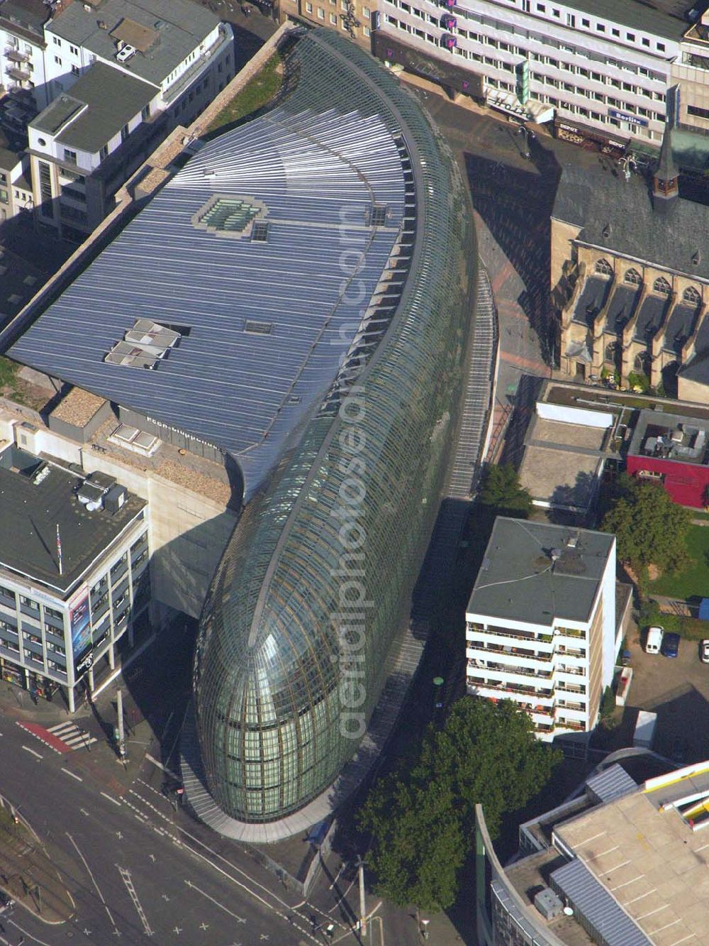 Köln (NRW) from above - Blick auf das neue von der Peek & Cloppenburg KG Düsseldorf erbaute Weltstadthaus in der Kölner Innenstadt. Der Glaspalast mit seinem ovalen Grundriss und seiner schalenförmigen Fassade wurde von dem Architekten Renzo Piano erschaffen. Ab September wird auf rund 14.200 Quadratmetern Verkaufsfläche und fünf Etagen Damen-, Herren- und Kindermode vertrieben. Peek & Cloppenburg KG, Weltstadthaus, Köln - Schildergasse, 50667 Köln, Schildergasse 65-67, 0221 - 453900