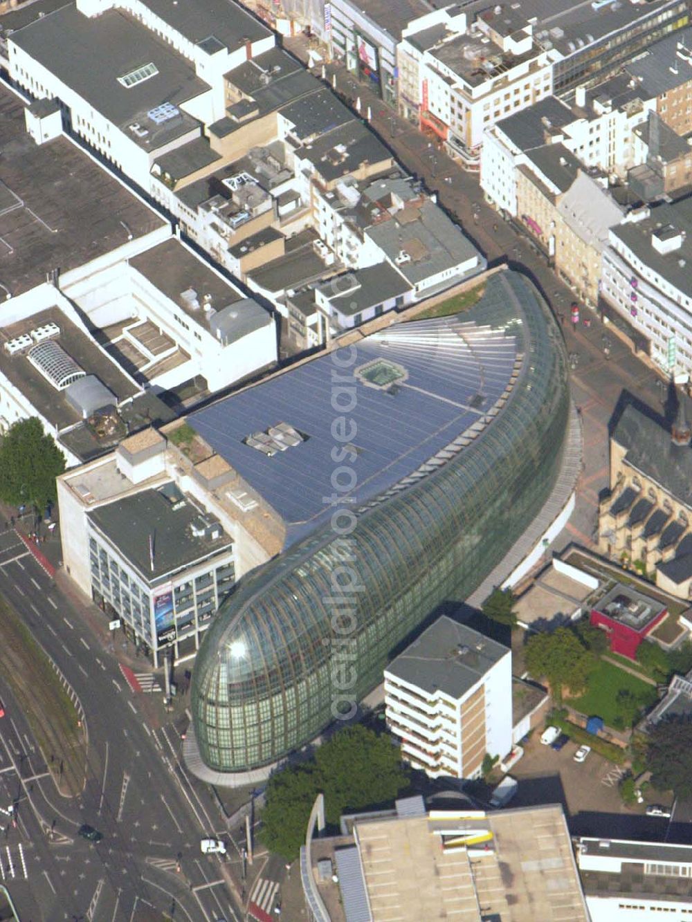 Köln (NRW) from the bird's eye view: Blick auf das neue von der Peek & Cloppenburg KG Düsseldorf erbaute Weltstadthaus in der Kölner Innenstadt. Der Glaspalast mit seinem ovalen Grundriss und seiner schalenförmigen Fassade wurde von dem Architekten Renzo Piano erschaffen. Ab September wird auf rund 14.200 Quadratmetern Verkaufsfläche und fünf Etagen Damen-, Herren- und Kindermode vertrieben. Peek & Cloppenburg KG, Weltstadthaus, Köln - Schildergasse, 50667 Köln, Schildergasse 65-67, 0221 - 453900