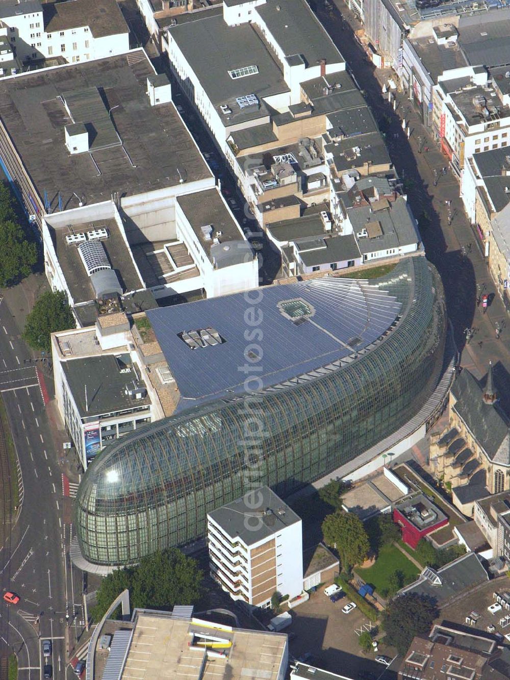 Aerial image Köln (NRW) - Blick auf das neue von der Peek & Cloppenburg KG Düsseldorf erbaute Weltstadthaus in der Kölner Innenstadt. Der Glaspalast mit seinem ovalen Grundriss und seiner schalenförmigen Fassade wurde von dem Architekten Renzo Piano erschaffen. Ab September wird auf rund 14.200 Quadratmetern Verkaufsfläche und fünf Etagen Damen-, Herren- und Kindermode vertrieben. Peek & Cloppenburg KG, Weltstadthaus, Köln - Schildergasse, 50667 Köln, Schildergasse 65-67, 0221 - 453900