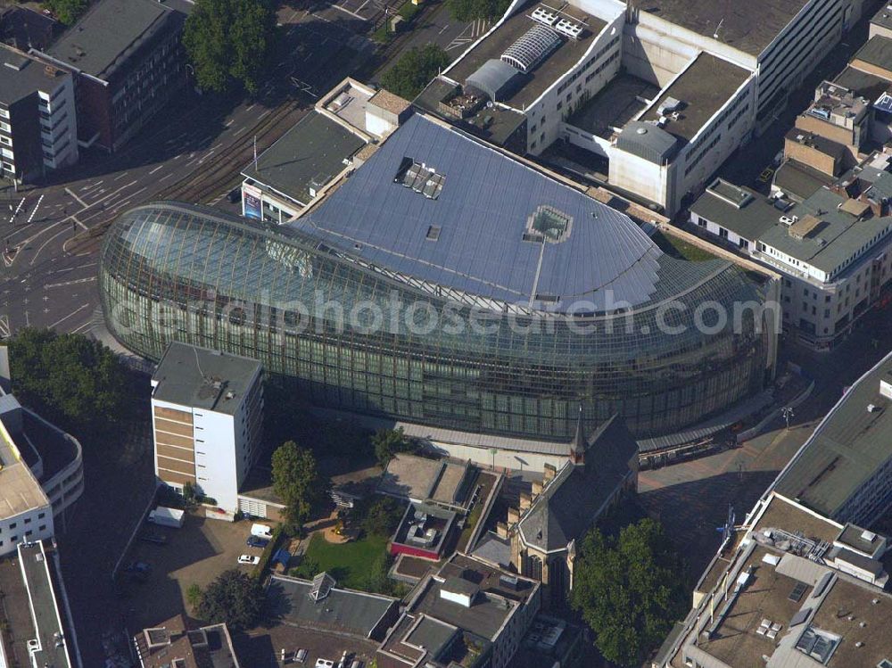 Köln (NRW) from above - Blick auf das neue von der Peek & Cloppenburg KG Düsseldorf erbaute Weltstadthaus in der Kölner Innenstadt. Der Glaspalast mit seinem ovalen Grundriss und seiner schalenförmigen Fassade wurde von dem Architekten Renzo Piano erschaffen. Ab September wird auf rund 14.200 Quadratmetern Verkaufsfläche und fünf Etagen Damen-, Herren- und Kindermode vertrieben. Peek & Cloppenburg KG, Weltstadthaus, Köln - Schildergasse, 50667 Köln, Schildergasse 65-67, 0221 - 453900