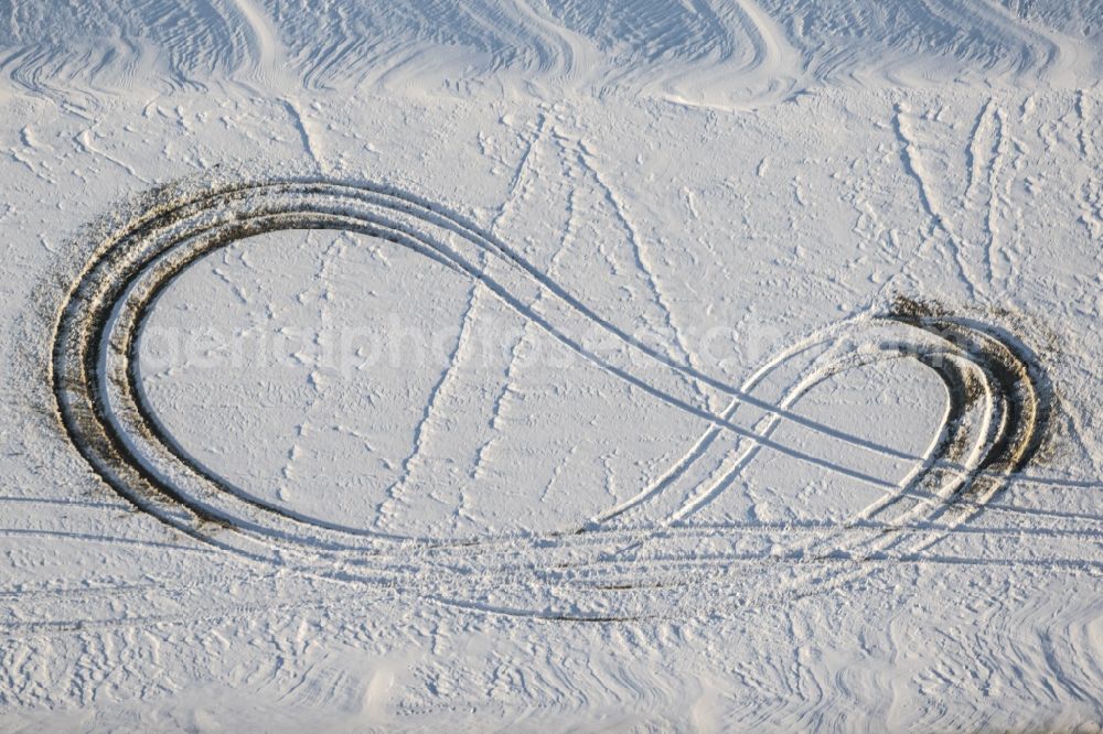 Dorfen from the bird's eye view: Turning vehicle tracks in the snow in a field Villages in Bavaria