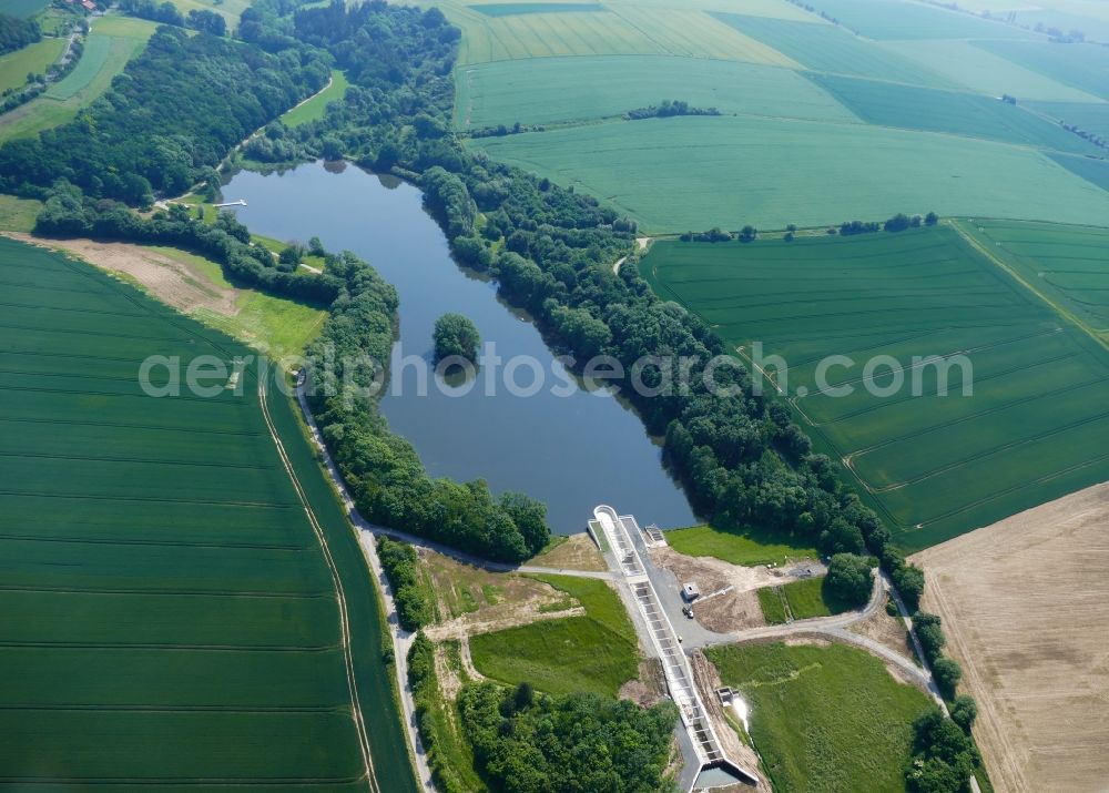 Friedland from the bird's eye view: Impoundment and shore areas at the lake Wendebachstausee in Friedland in the state Lower Saxony