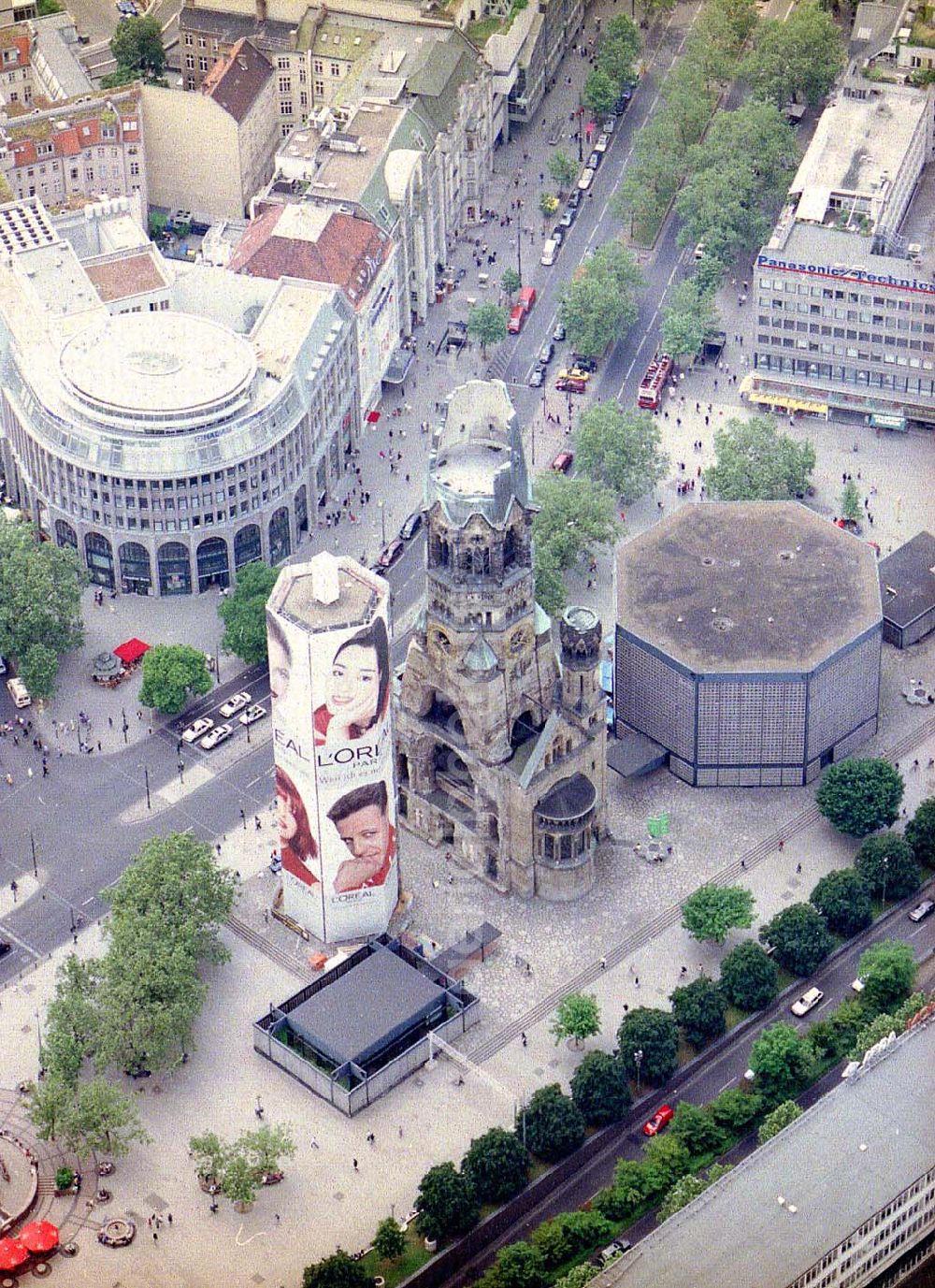 Berlin - Charlottenburg from the bird's eye view: Werbegerüstverkleidung anläßlich von Rekonstruktionsarbeiten an der Gedächtnisskirche in Berlin-Charlottenburg.