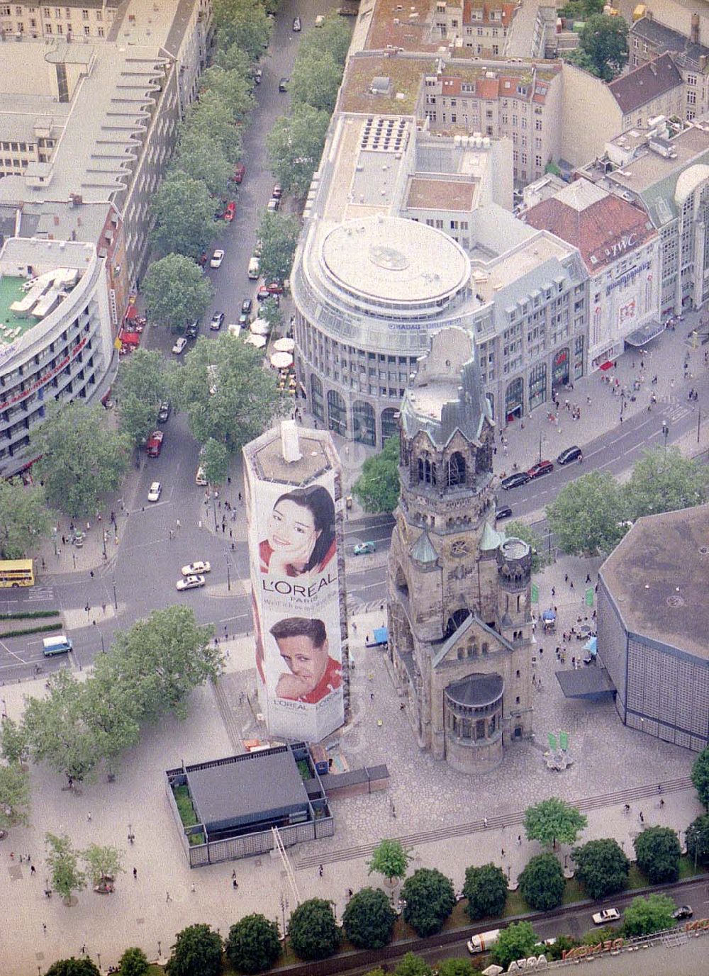 Aerial image Berlin - Charlottenburg - Werbegerüstverkleidung anläßlich von Rekonstruktionsarbeiten an der Gedächtnisskirche in Berlin-Charlottenburg.