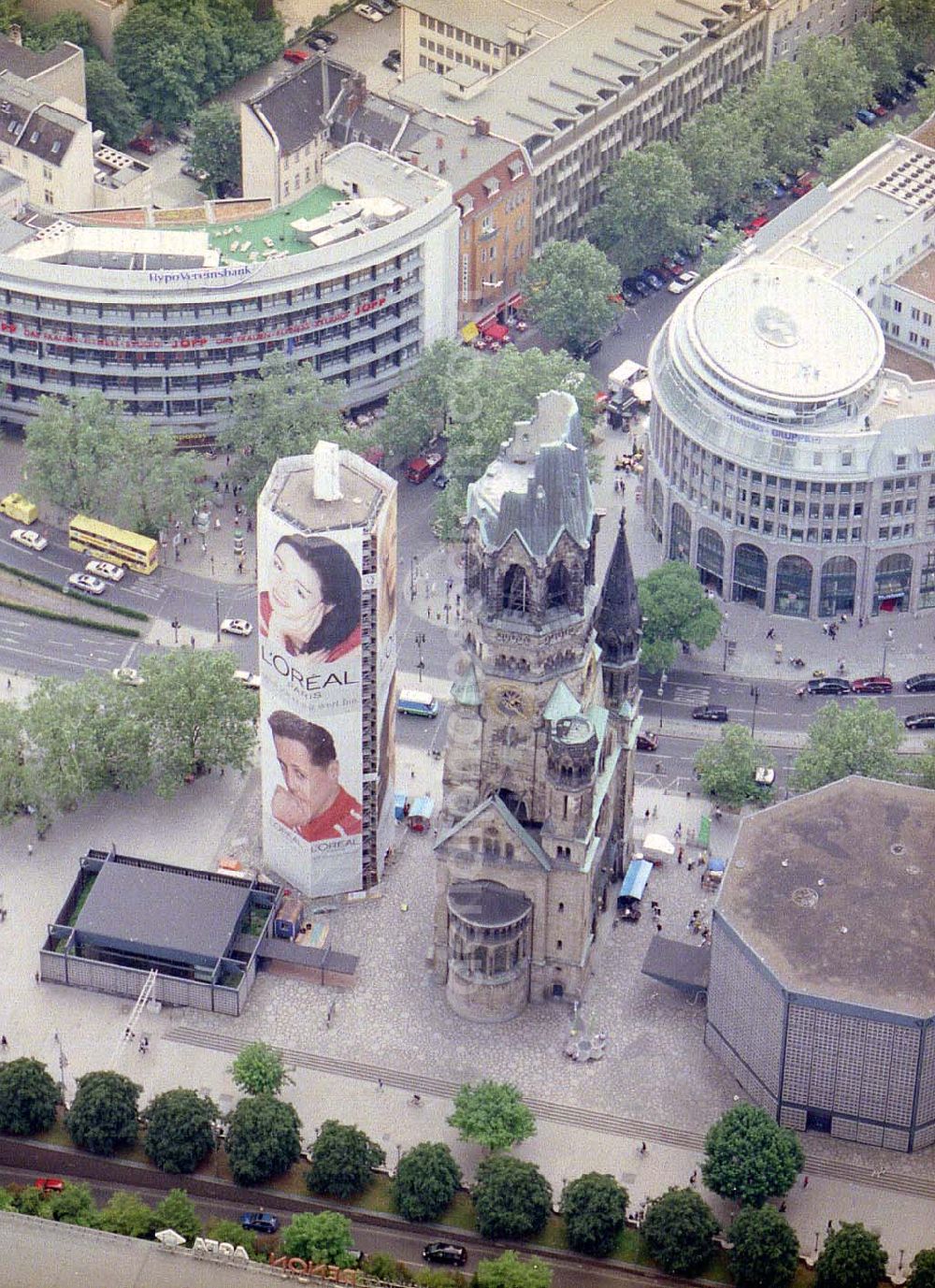 Aerial photograph Berlin - Charlottenburg - Werbegerüstverkleidung anläßlich von Rekonstruktionsarbeiten an der Gedächtnisskirche in Berlin-Charlottenburg.