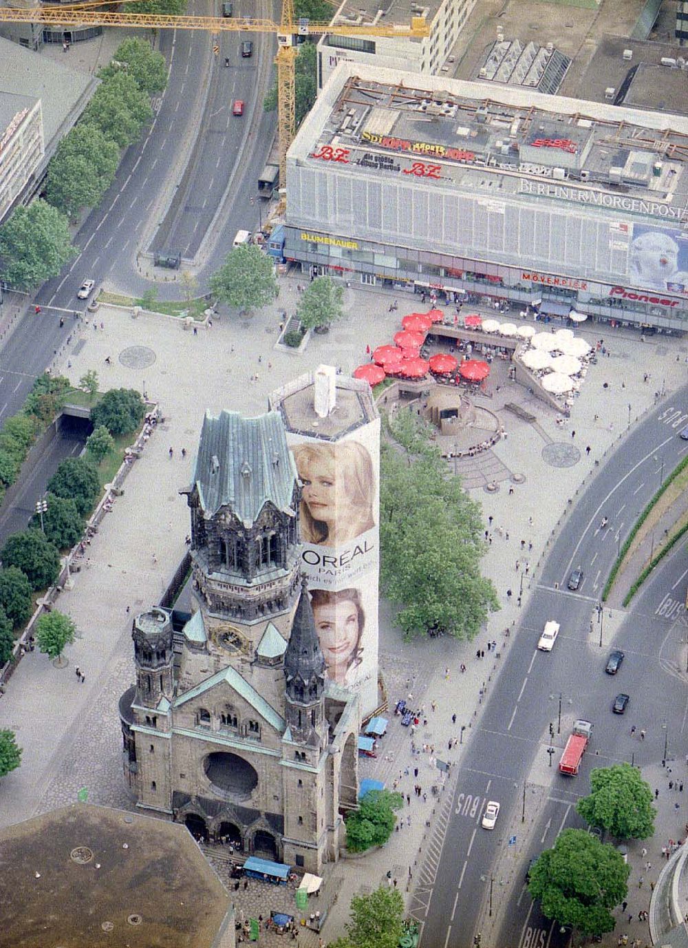 Berlin - Charlottenburg from above - Werbegerüstverkleidung anläßlich von Rekonstruktionsarbeiten an der Gedächtnisskirche in Berlin-Charlottenburg.