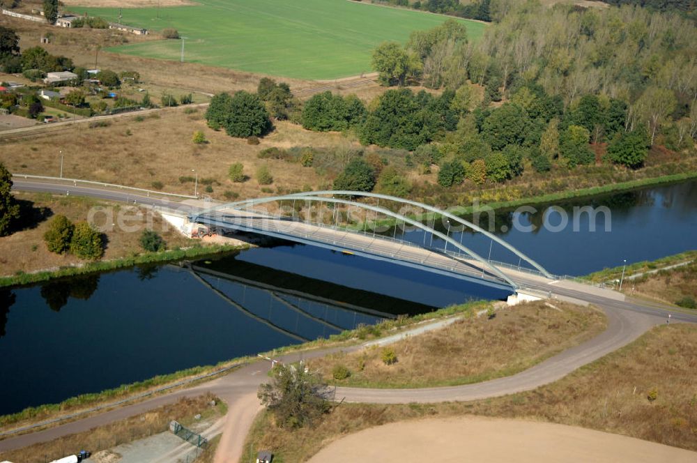 Parey from above - Blick auf die Werder Brücke in Parey. Die Brücke wurde im Jahr 2001 erbaut und überführt den Elbe-Havel-Kanal bei km 350,462. Ein Projekt des WSV: Wasserstraßen-Neubauamt Magdeburg, 39106 Magdeburg, Tel. +49(0)391 535-0, email: wna-magdeburg@wsv.bund.de