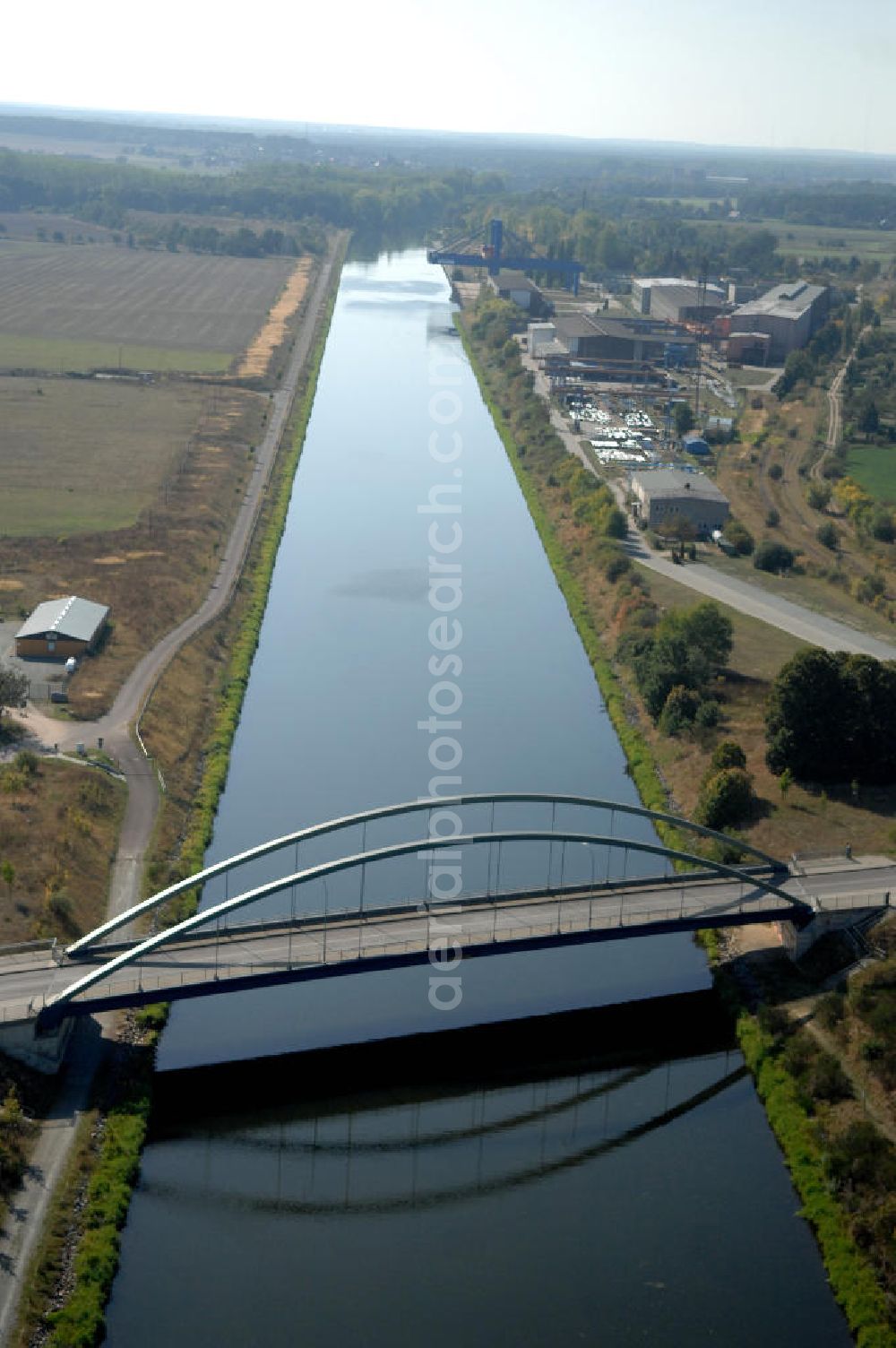 Parey from the bird's eye view: Blick auf die Werder Brücke in Parey. Die Brücke wurde im Jahr 2001 erbaut und überführt den Elbe-Havel-Kanal bei km 350,462. Ein Projekt des WSV: Wasserstraßen-Neubauamt Magdeburg, 39106 Magdeburg, Tel. +49(0)391 535-0, email: wna-magdeburg@wsv.bund.de