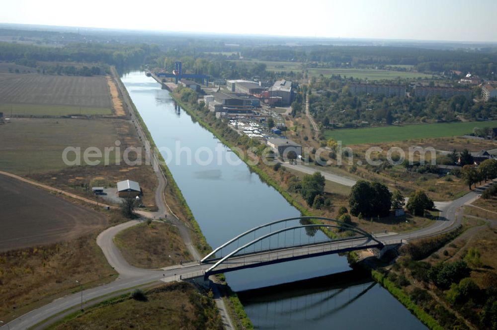 Aerial image Parey - Blick auf die Werder Brücke in Parey. Die Brücke wurde im Jahr 2001 erbaut und überführt den Elbe-Havel-Kanal bei km 350,462. Ein Projekt des WSV: Wasserstraßen-Neubauamt Magdeburg, 39106 Magdeburg, Tel. +49(0)391 535-0, email: wna-magdeburg@wsv.bund.de