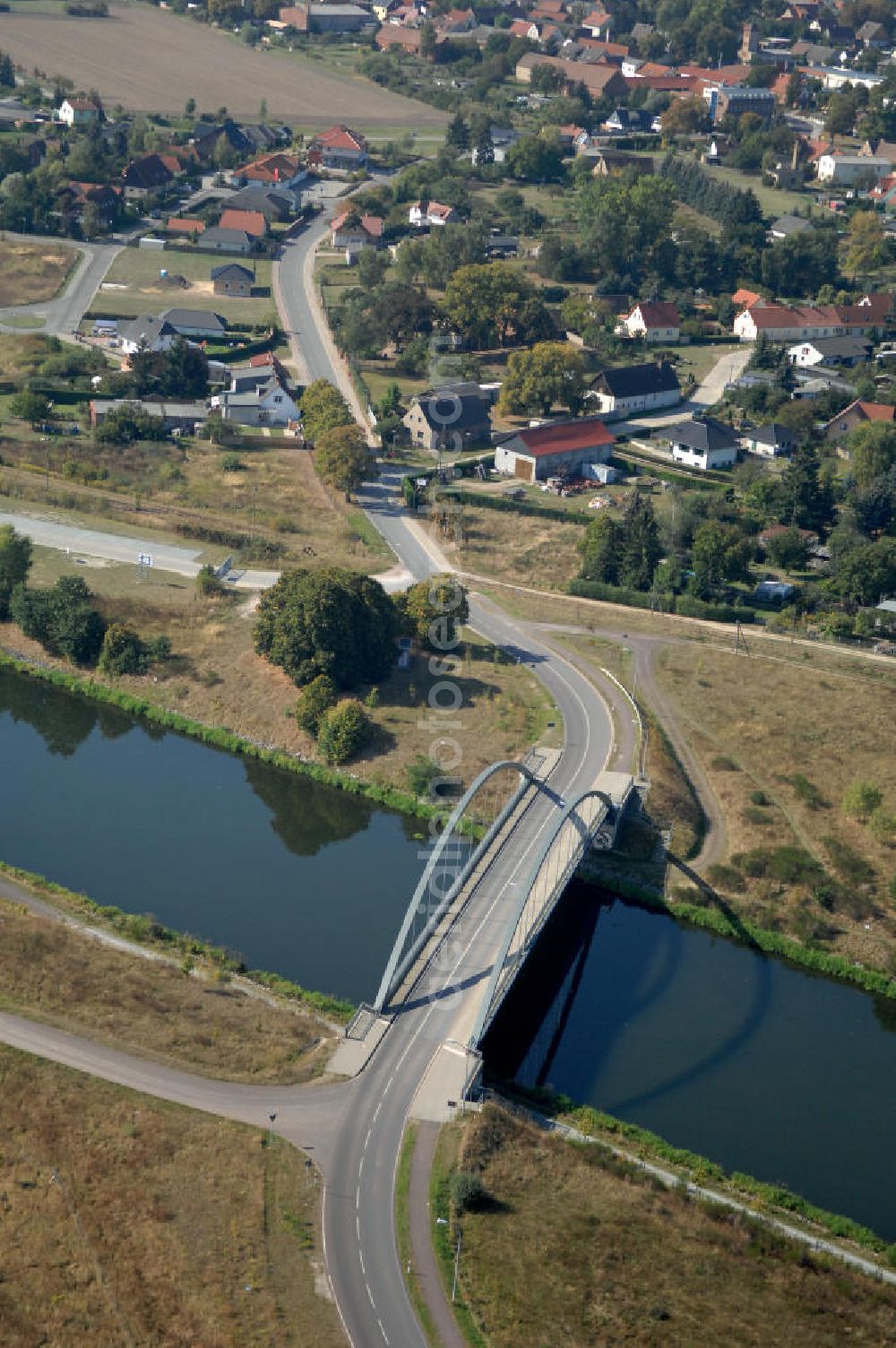 Aerial photograph Parey - Blick auf die Werder Brücke in Parey. Die Brücke wurde im Jahr 2001 erbaut und überführt den Elbe-Havel-Kanal bei km 350,462. Ein Projekt des WSV: Wasserstraßen-Neubauamt Magdeburg, 39106 Magdeburg, Tel. +49(0)391 535-0, email: wna-magdeburg@wsv.bund.de