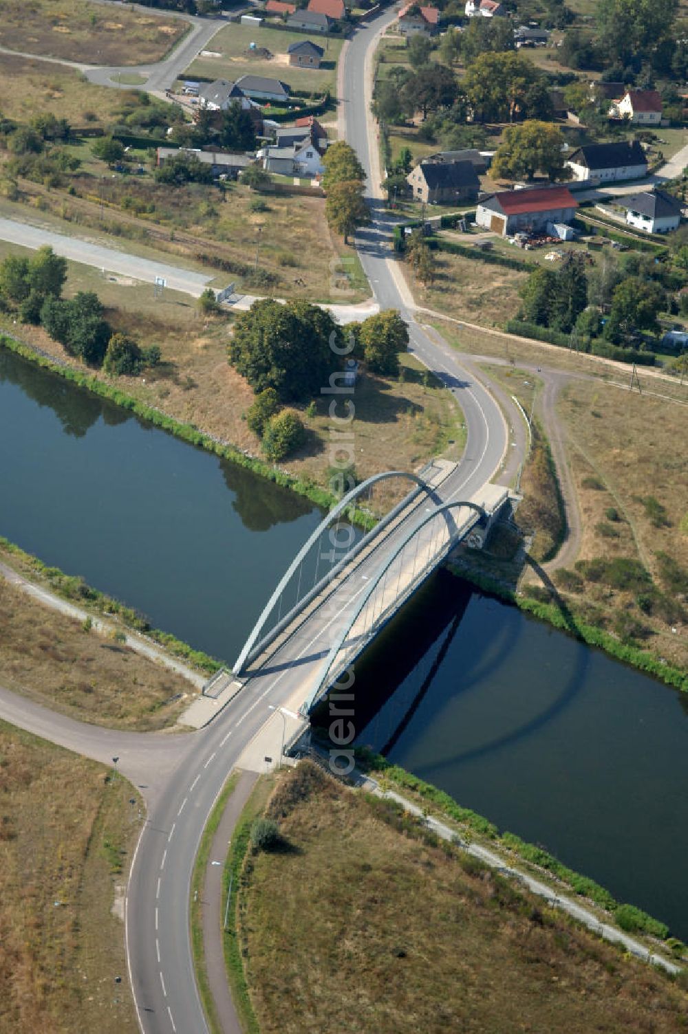 Parey from above - Blick auf die Werder Brücke in Parey. Die Brücke wurde im Jahr 2001 erbaut und überführt den Elbe-Havel-Kanal bei km 350,462. Ein Projekt des WSV: Wasserstraßen-Neubauamt Magdeburg, 39106 Magdeburg, Tel. +49(0)391 535-0, email: wna-magdeburg@wsv.bund.de