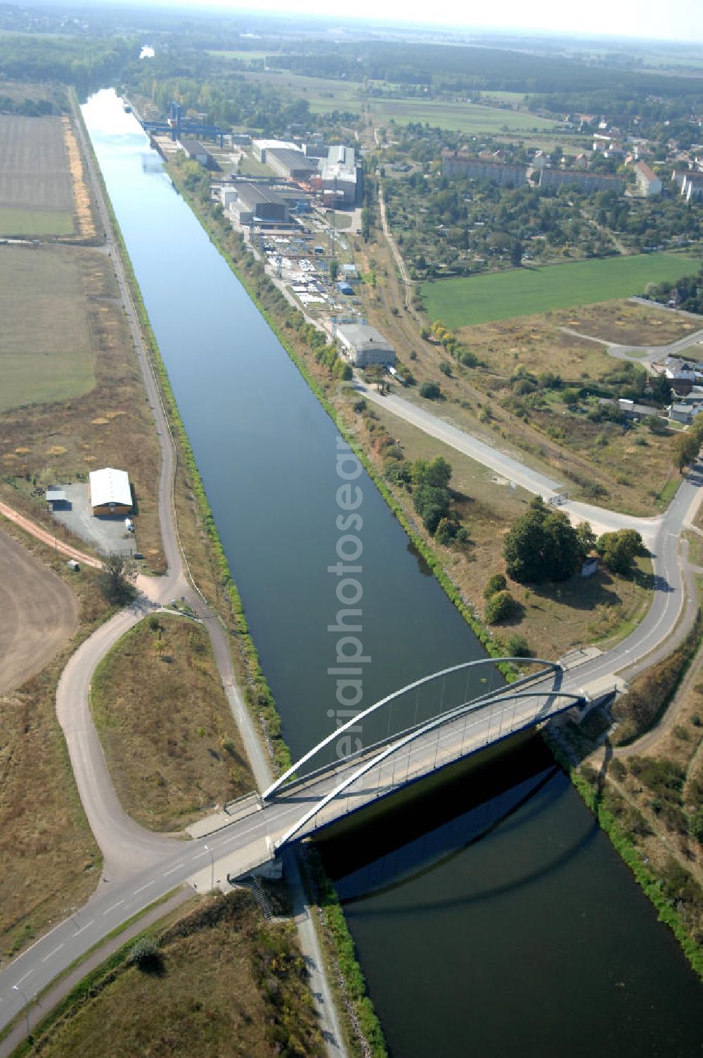 Parey from the bird's eye view: Blick auf die Werder Brücke in Parey. Die Brücke wurde im Jahr 2001 erbaut und überführt den Elbe-Havel-Kanal bei km 350,462. Ein Projekt des WSV: Wasserstraßen-Neubauamt Magdeburg, 39106 Magdeburg, Tel. +49(0)391 535-0, email: wna-magdeburg@wsv.bund.de