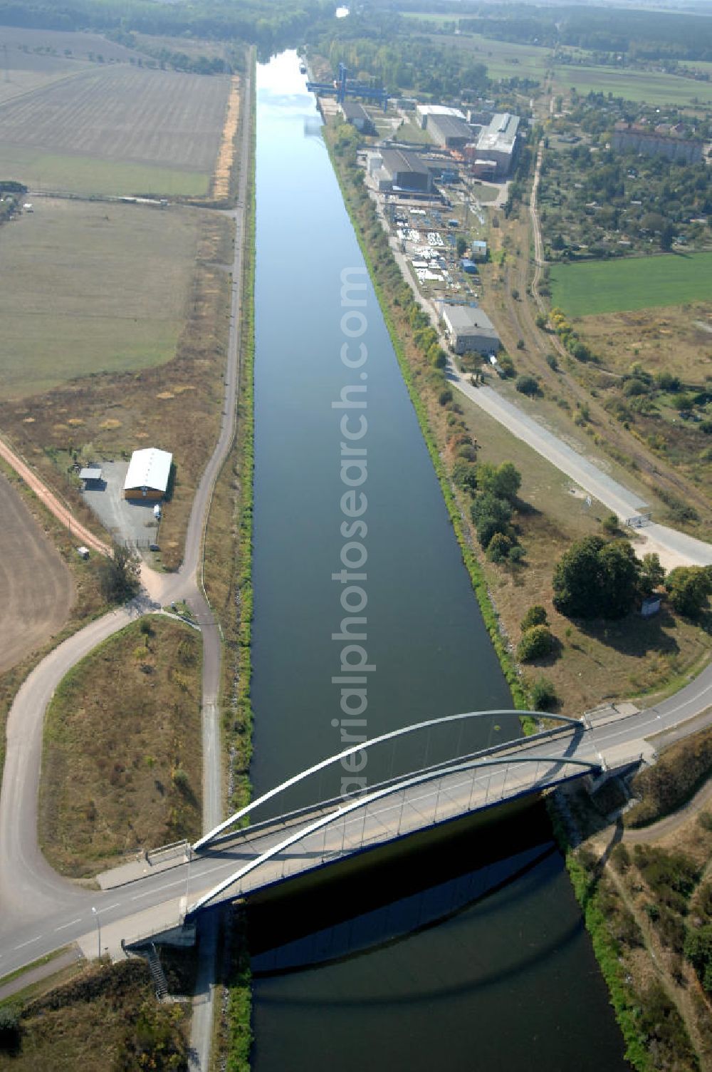 Aerial image Parey - Blick auf die Werder Brücke in Parey. Die Brücke wurde im Jahr 2001 erbaut und überführt den Elbe-Havel-Kanal bei km 350,462. Ein Projekt des WSV: Wasserstraßen-Neubauamt Magdeburg, 39106 Magdeburg, Tel. +49(0)391 535-0, email: wna-magdeburg@wsv.bund.de