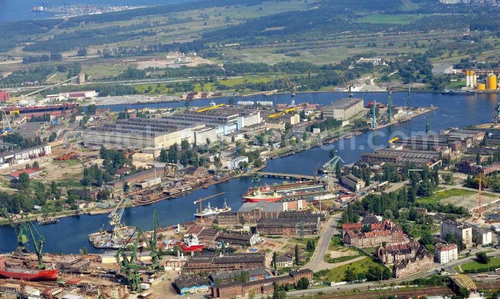 Danzig / Gdansk from the bird's eye view: Blick auf die Werft Danzig AG / Stocznia Gdanska am Kanal Kaszubski und einen Teil des sich in der Bauphase befindlichen Geschäftsviertels Young City am Hafen von Danzig-Schellmühl / Gdansk-Mlyniska in Pommern / Pomorskie, Polen. View on the Gdansk shipyard / Stocznia Gdanska at the canal Kaszubski and a part of the commercial site Young City at the port of Gdansk-Mlyniska in the Pomeranian Voivodeship / Pomorskie, Poland.