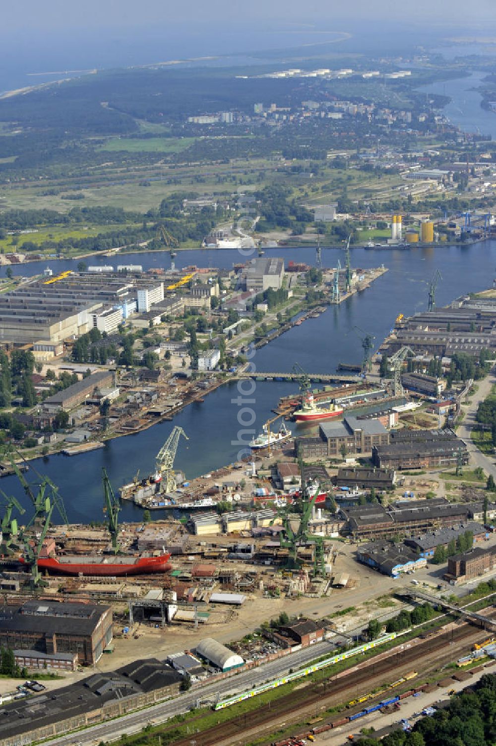 Aerial photograph Danzig / Gdansk - Blick auf die Werft Danzig AG / Stocznia Gdanska am Kanal Kaszubski und einen Teil des sich in der Bauphase befindlichen Geschäftsviertels Young City am Hafen von Danzig-Schellmühl / Gdansk-Mlyniska in Pommern / Pomorskie, Polen. View on the Gdansk shipyard / Stocznia Gdanska at the canal Kaszubski and a part of the commercial site Young City at the port of Gdansk-Mlyniska in the Pomeranian Voivodeship / Pomorskie, Poland.