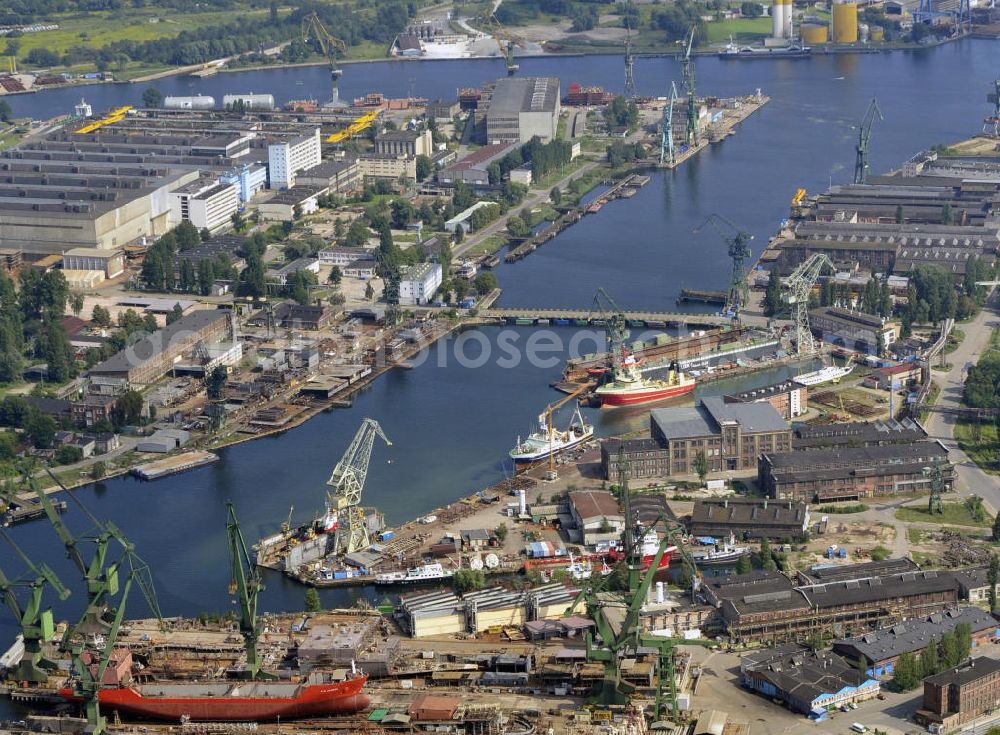 Danzig / Gdansk from above - Blick auf die Werft Danzig AG / Stocznia Gdanska am Kanal Kaszubski und einen Teil des sich in der Bauphase befindlichen Geschäftsviertels Young City am Hafen von Danzig-Schellmühl / Gdansk-Mlyniska in Pommern / Pomorskie, Polen. View on the Gdansk shipyard / Stocznia Gdanska at the canal Kaszubski and a part of the commercial site Young City at the port of Gdansk-Mlyniska in the Pomeranian Voivodeship / Pomorskie, Poland.