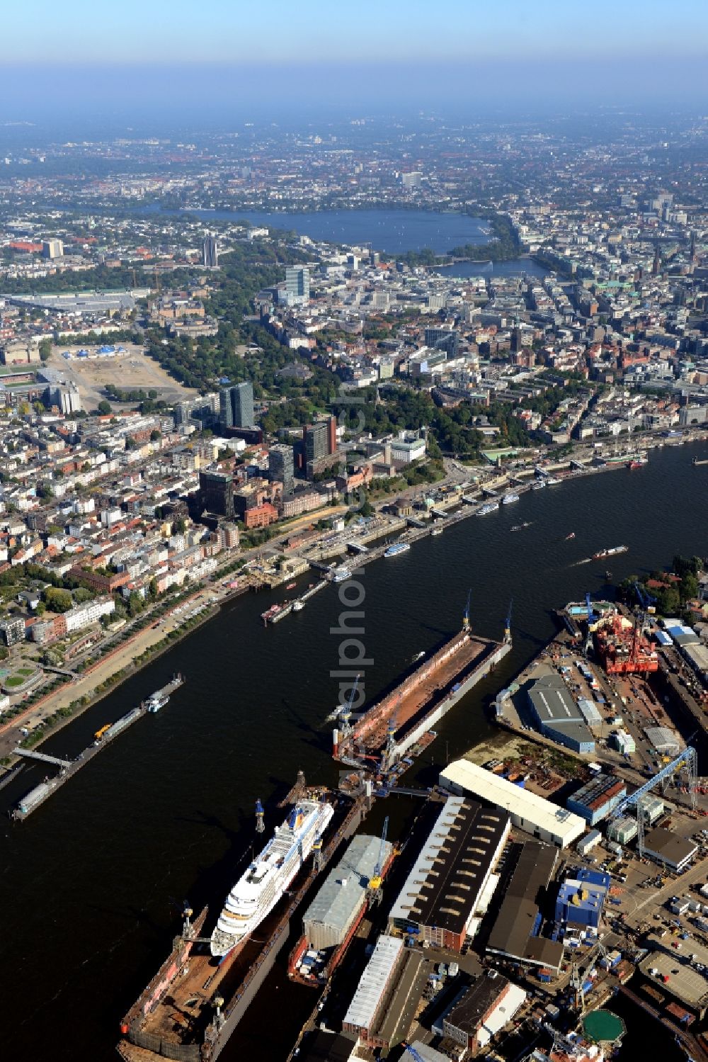 Hamburg from the bird's eye view: Shipyard - site of the Blohm+Voss GmbH in Hamburg in Hamburg, Germany