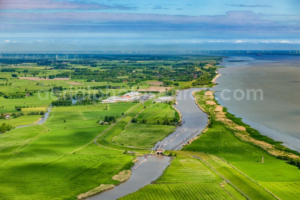 Aerial image Drochtersen - Shipyard of the boat yard on the banks of the Elbe Hatecke GmbH Bootswerft in Drochtersen in the state Lower Saxony, Germany