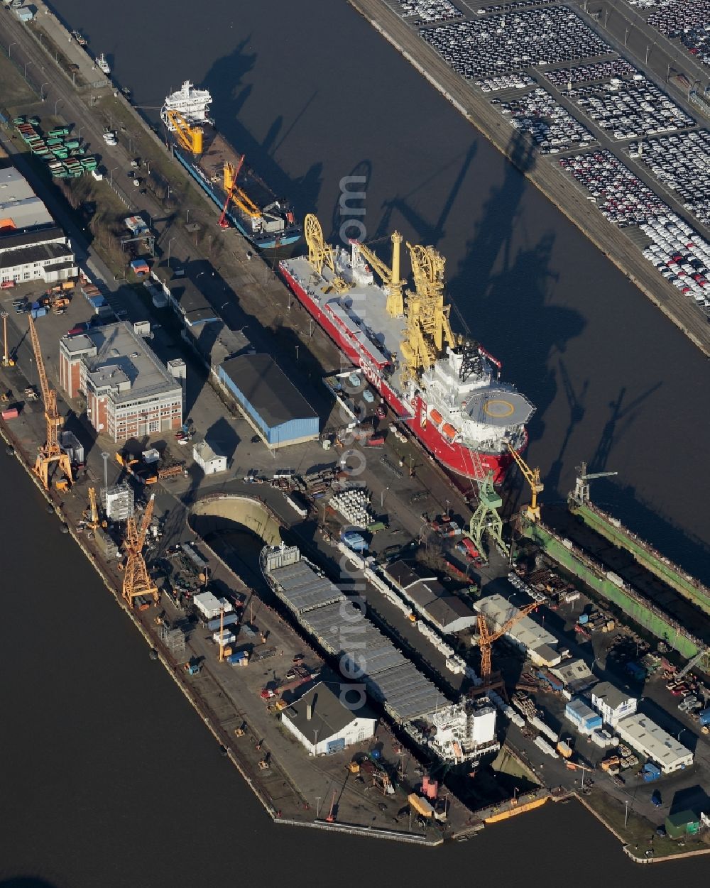 Aerial photograph Bremerhaven - Shipyard - site of the Lloyd Werft an der Brueckenstrasse im Ueberseehafen in Bremerhaven in the state Bremen