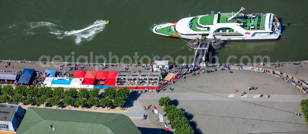 Aerial image Düsseldorf - Shipyard - site of the Rheinwerft with the Bar Kasematten Duesseldorf with Burg-square at the Rhine in the district Altstadt in Duesseldorf in the state North Rhine-Westphalia