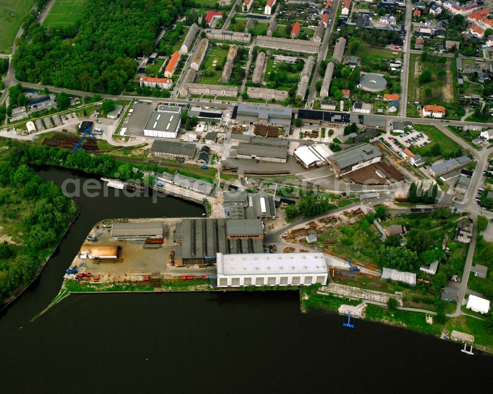 Aerial photograph Roßlau Elbe - Shipyard area of a??a??the shipyard on the banks of the Elbe Rosslauer Schiffswerft in Rosslau Elbe in the state Saxony-Anhalt, Germany