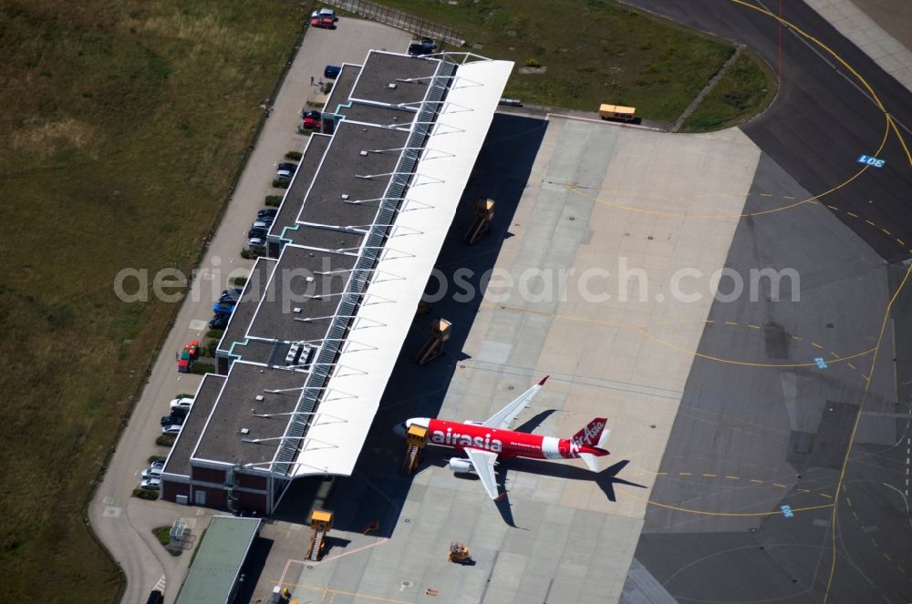 Hamburg from the bird's eye view: Airfield Hamburg-Finkenwerder