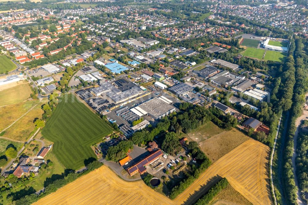 Aerial photograph Ahlen - Building and production halls on the premises of Heitkonm GmbH Dachbaustoffe and of Kunststofftechnik S & W GmbH on Auf dem Toelen - Am Neuen Baum in Ahlen in the state North Rhine-Westphalia, Germany