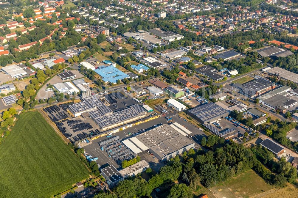 Ahlen from above - Building and production halls on the premises of Heitkonm GmbH Dachbaustoffe and of Kunststofftechnik S & W GmbH on Auf dem Toelen - Am Neuen Baum in Ahlen in the state North Rhine-Westphalia, Germany